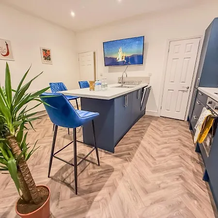 Holiday home 4 Bedroom Luxury By Altoluxoexperience Short Lets & Serviced With Free Wifi & Parking