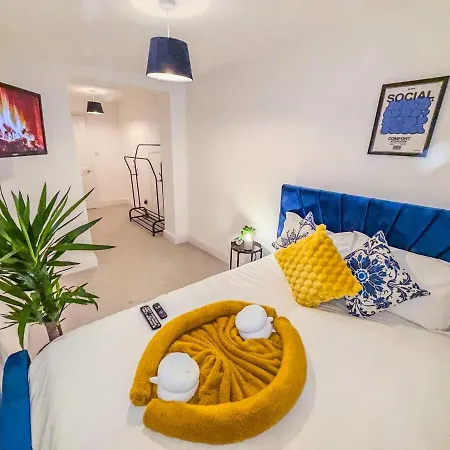 Holiday home 4 Bedroom Luxury By Altoluxoexperience Short Lets & Serviced With Free Wifi & Parking