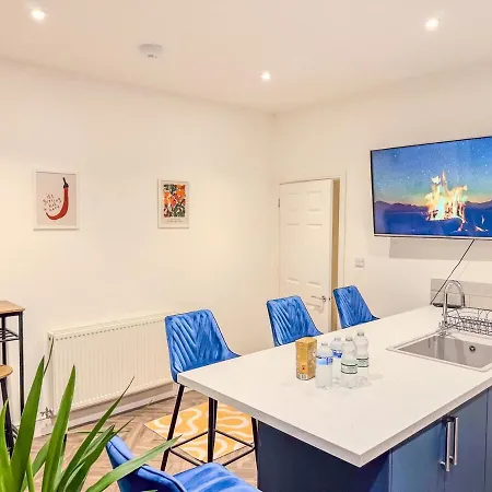 Holiday home 4 Bedroom Luxury By Altoluxoexperience Short Lets & Serviced With Free Wifi & Parking *