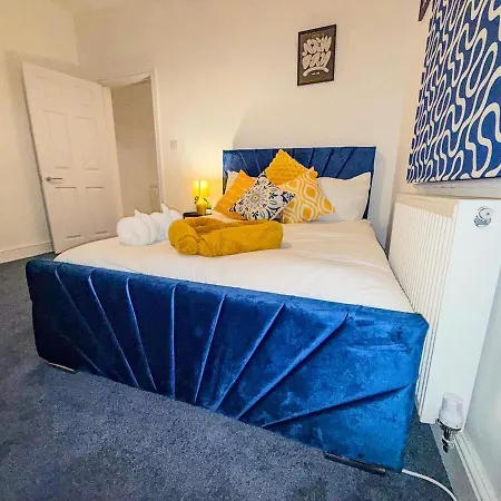 Holiday home 4 Bedroom Luxury By Altoluxoexperience Short Lets & Serviced With Free Wifi & Parking