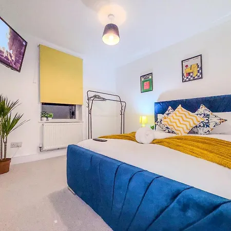 Vakantiehuis 4 Bedroom Luxury By Altoluxoexperience Short Lets & Serviced With Free Wifi & Parking *